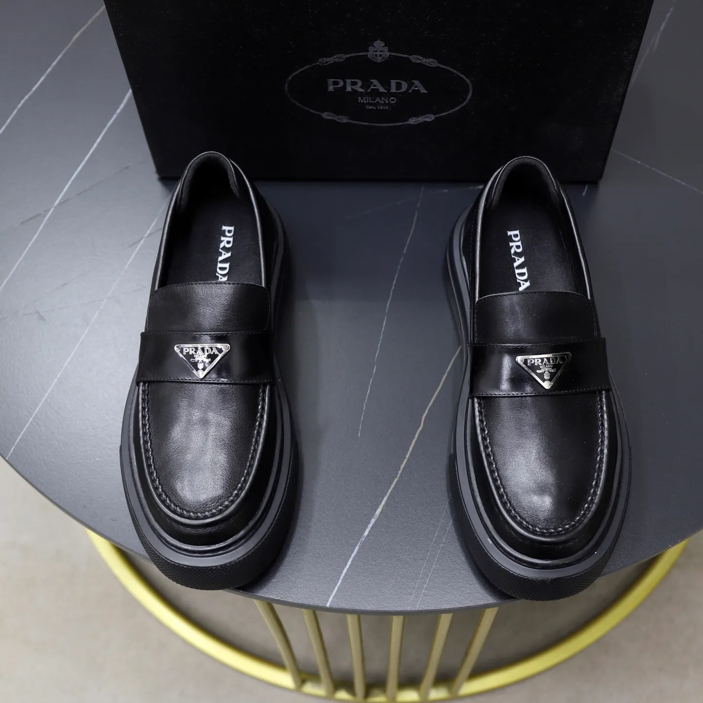 Ex-factory price: 500💰🙅‍♂️🙅‍♂️🙅‍♂️ Brand: PRADA Standard code: Men's code 38-44 (45 can be customized) Grade: Same style as the official website Original order quality Material: Original cowhide surface Comfortable lining Original outsole Style category: Men's fashionable casual leather shoes Distinguished big-name luxury elements Top luxury Color: Color of the actual picture